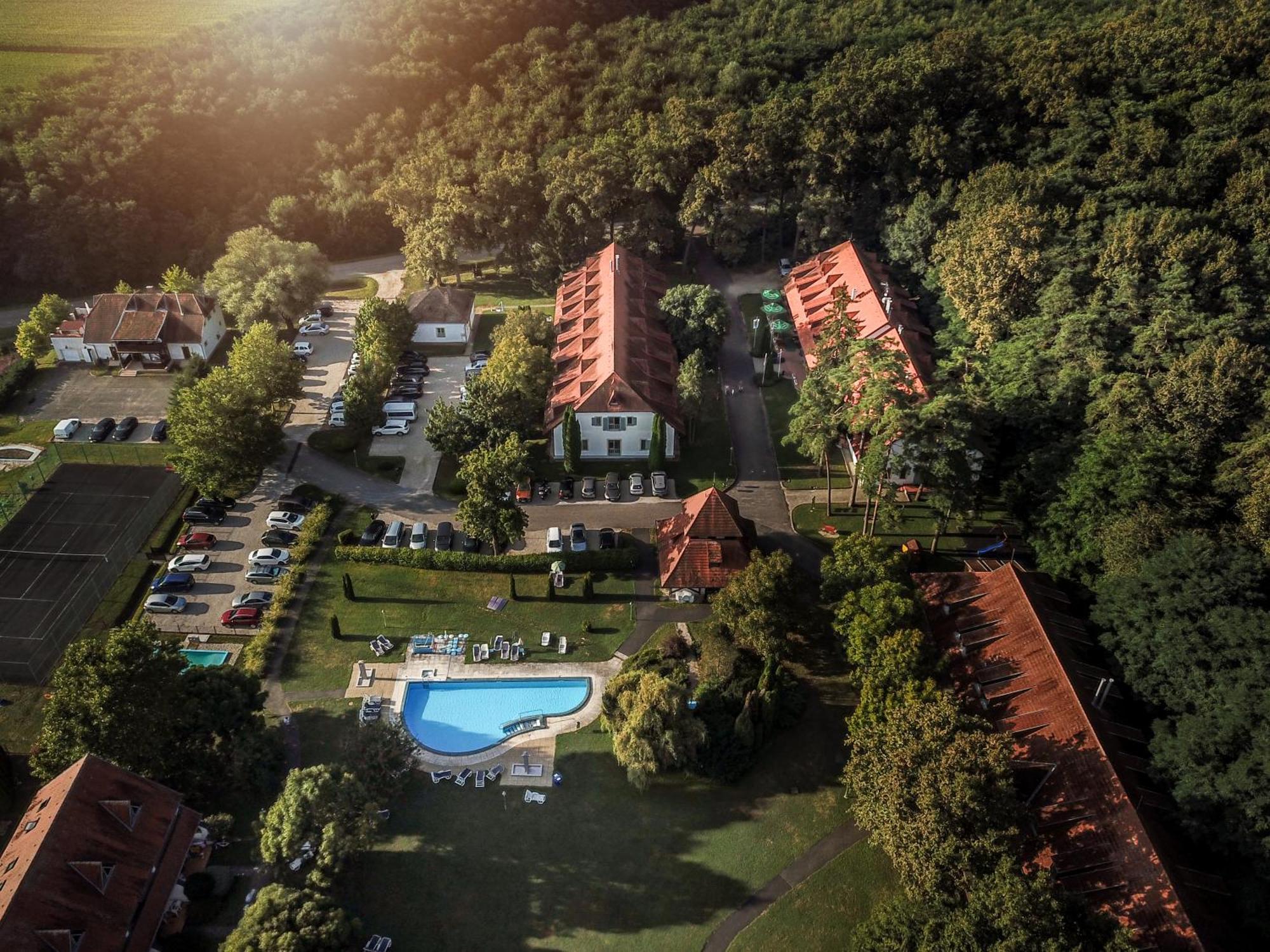 Abbazia Country Club Hotel Nemesnep ภายนอก รูปภาพ