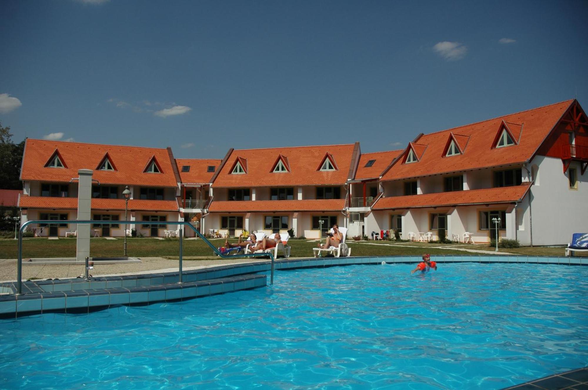 Abbazia Country Club Hotel Nemesnep ภายนอก รูปภาพ
